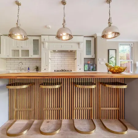 Stunning 3B2Ba Huge Entertaining Space And Hottub! Raynes Park Esterno foto