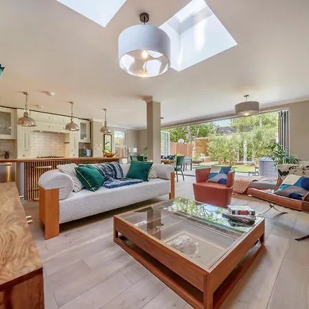 Stunning 3B2Ba Huge Entertaining Space And Hottub! Raynes Park Esterno foto