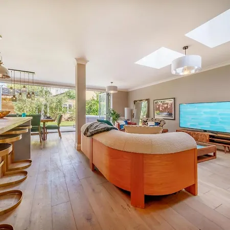 Stunning 3B2Ba Huge Entertaining Space And Hottub! Raynes Park Esterno foto