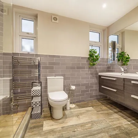 Stunning 3B2Ba Huge Entertaining Space And Hottub! Raynes Park Esterno foto