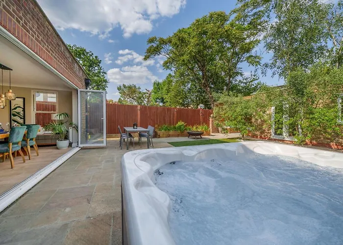 Stunning 3B2Ba Huge Entertaining Space And Hottub!