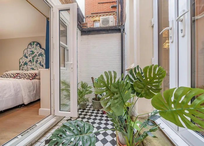 Stunning 3B2Ba Huge Entertaining Space And Hottub!
