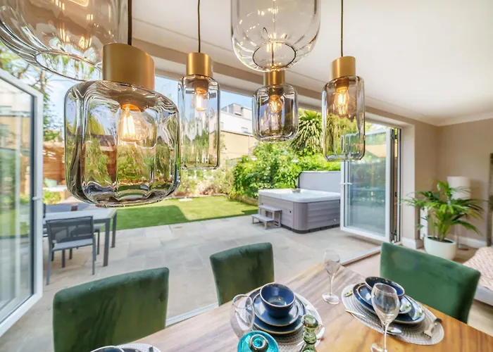 Stunning 3B2Ba Huge Entertaining Space And Hottub!