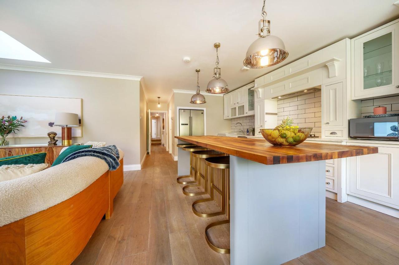 Stunning 3b2ba Huge Entertaining Space And Hottub! Raynes Park