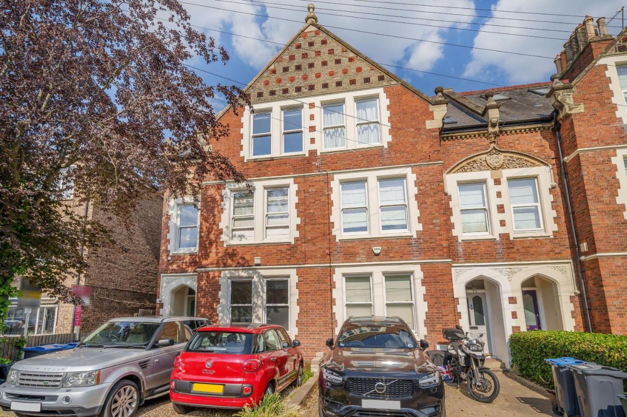 Stunning 3b2ba Huge Entertaining Space And Hottub! *