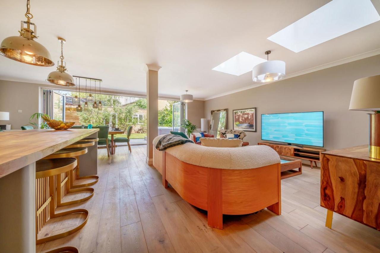 Stunning 3b2ba Huge Entertaining Space And Hottub! Apartment Raynes Park