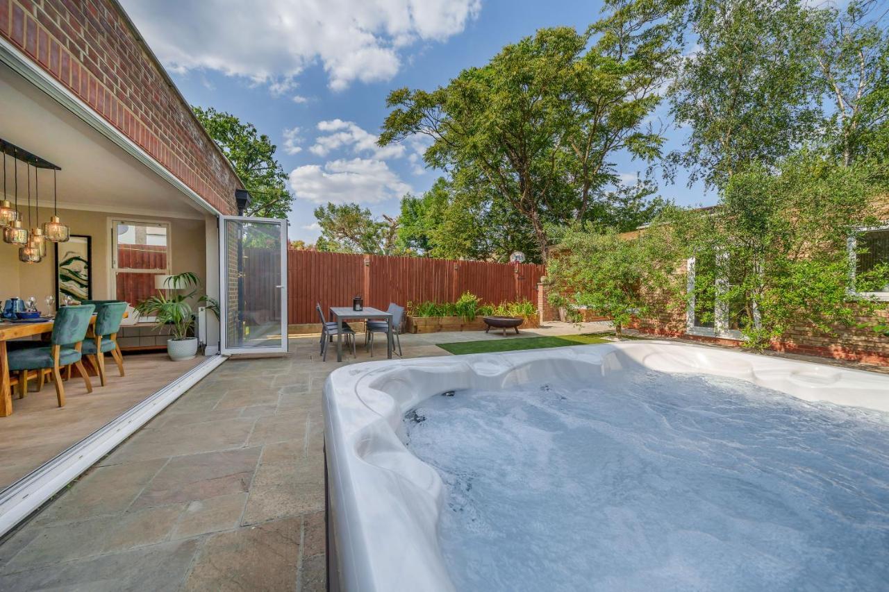 Stunning 3b2ba Huge Entertaining Space And Hottub! Raynes Park