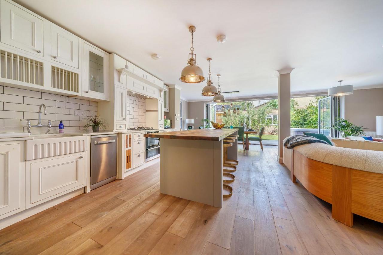 Stunning 3b2ba Huge Entertaining Space And Hottub! *