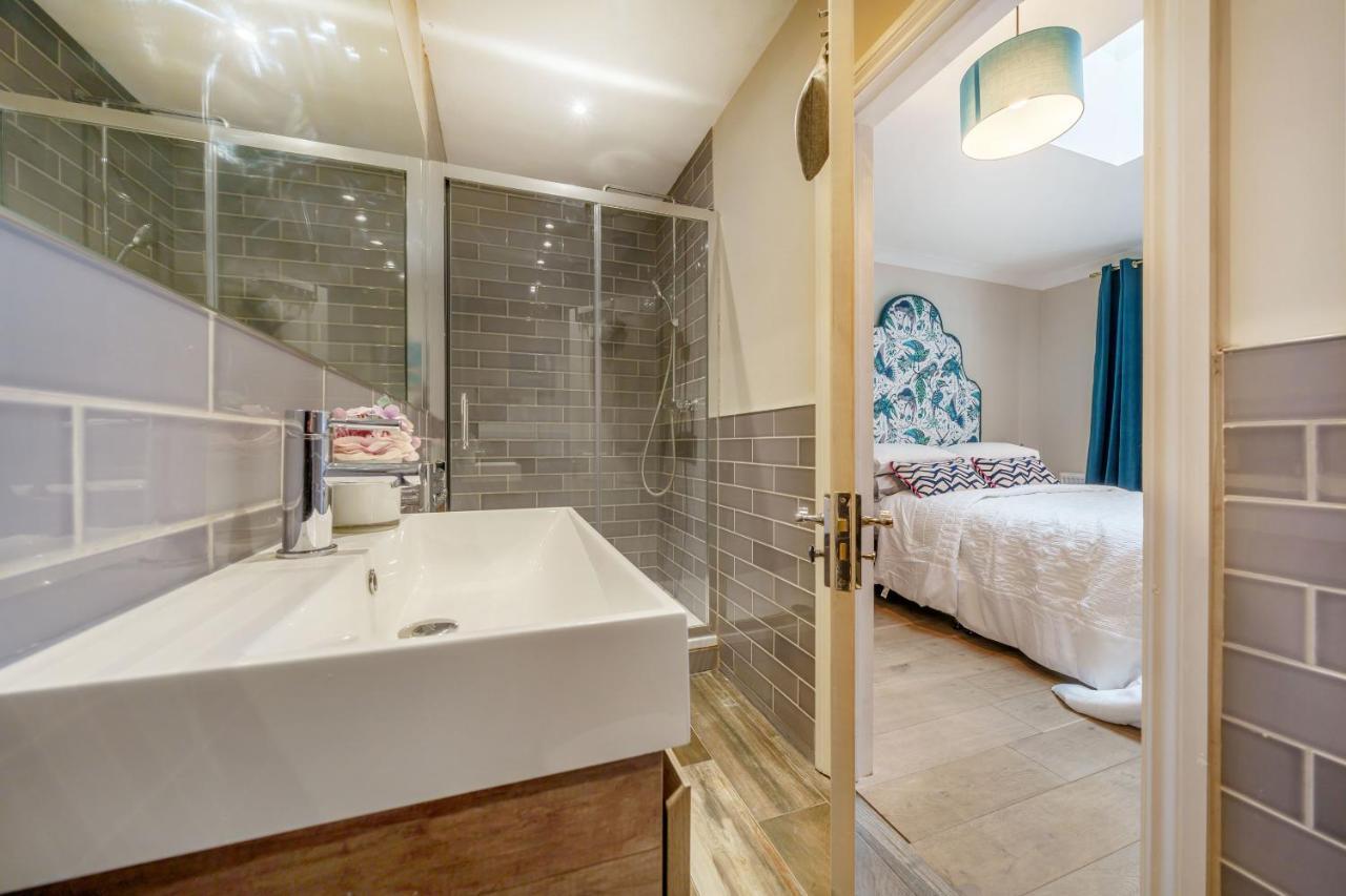 Apartment Stunning 3b2ba Huge Entertaining Space And Hottub! Raynes Park