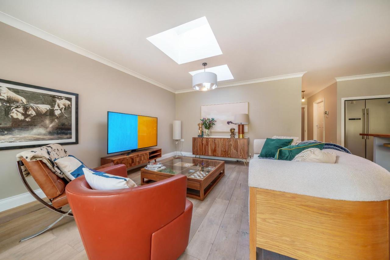 Stunning 3b2ba Huge Entertaining Space And Hottub!