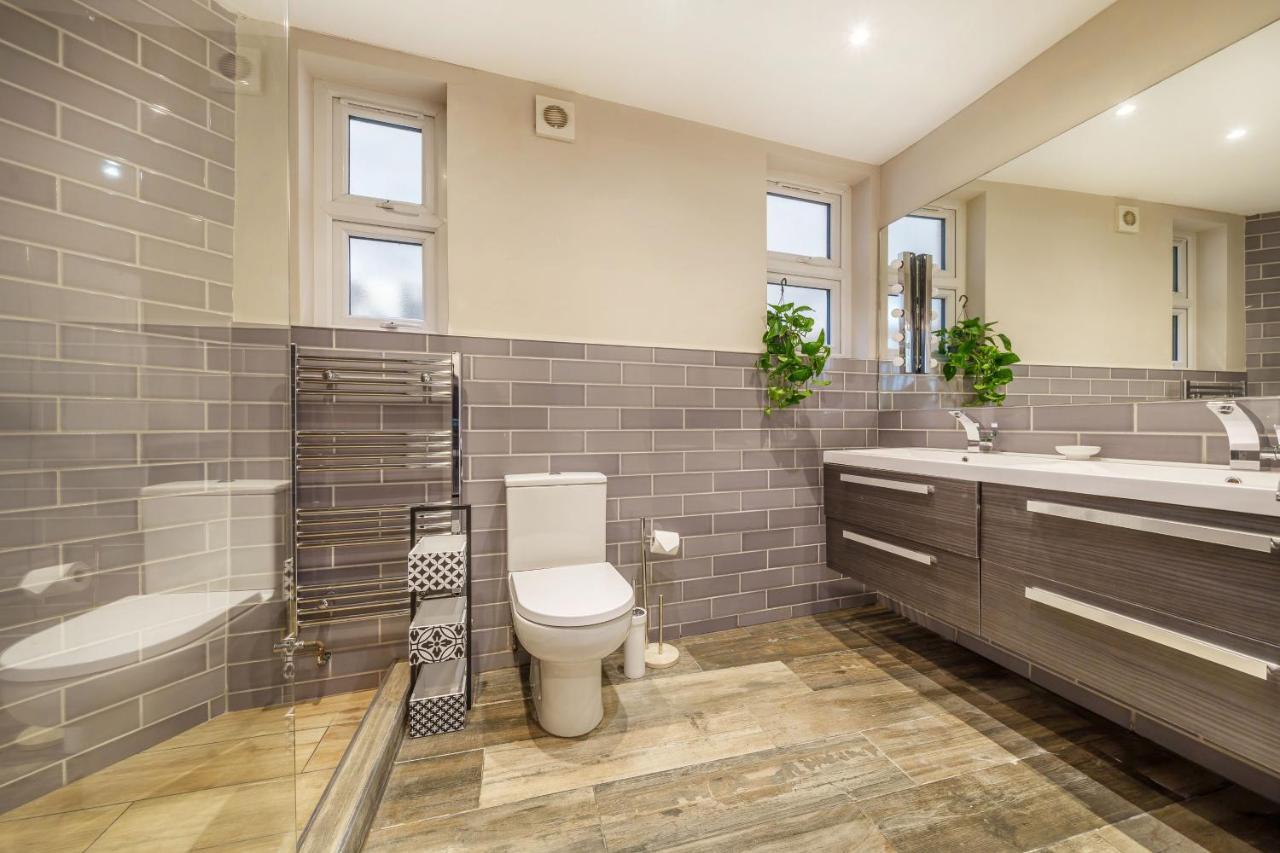 Apartment Stunning 3b2ba Huge Entertaining Space And Hottub! Raynes Park