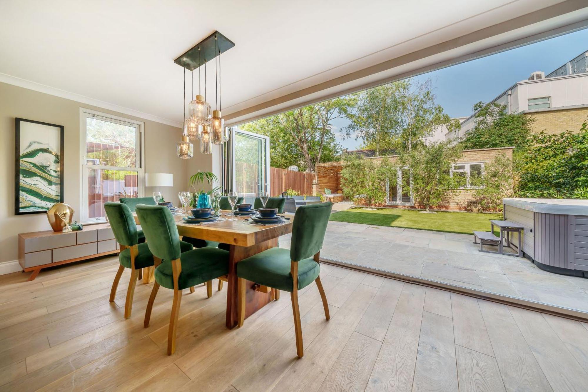 Apartment Stunning 3b2ba Huge Entertaining Space And Hottub!