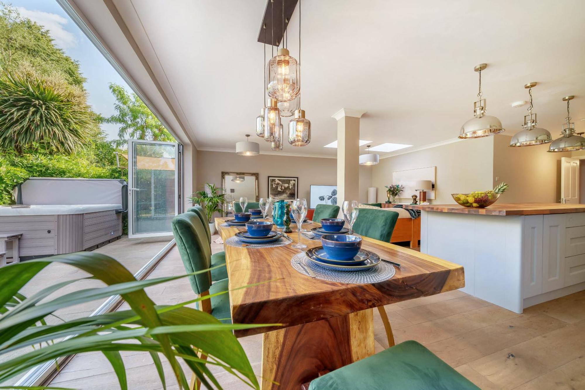 Stunning 3b2ba Huge Entertaining Space And Hottub! *