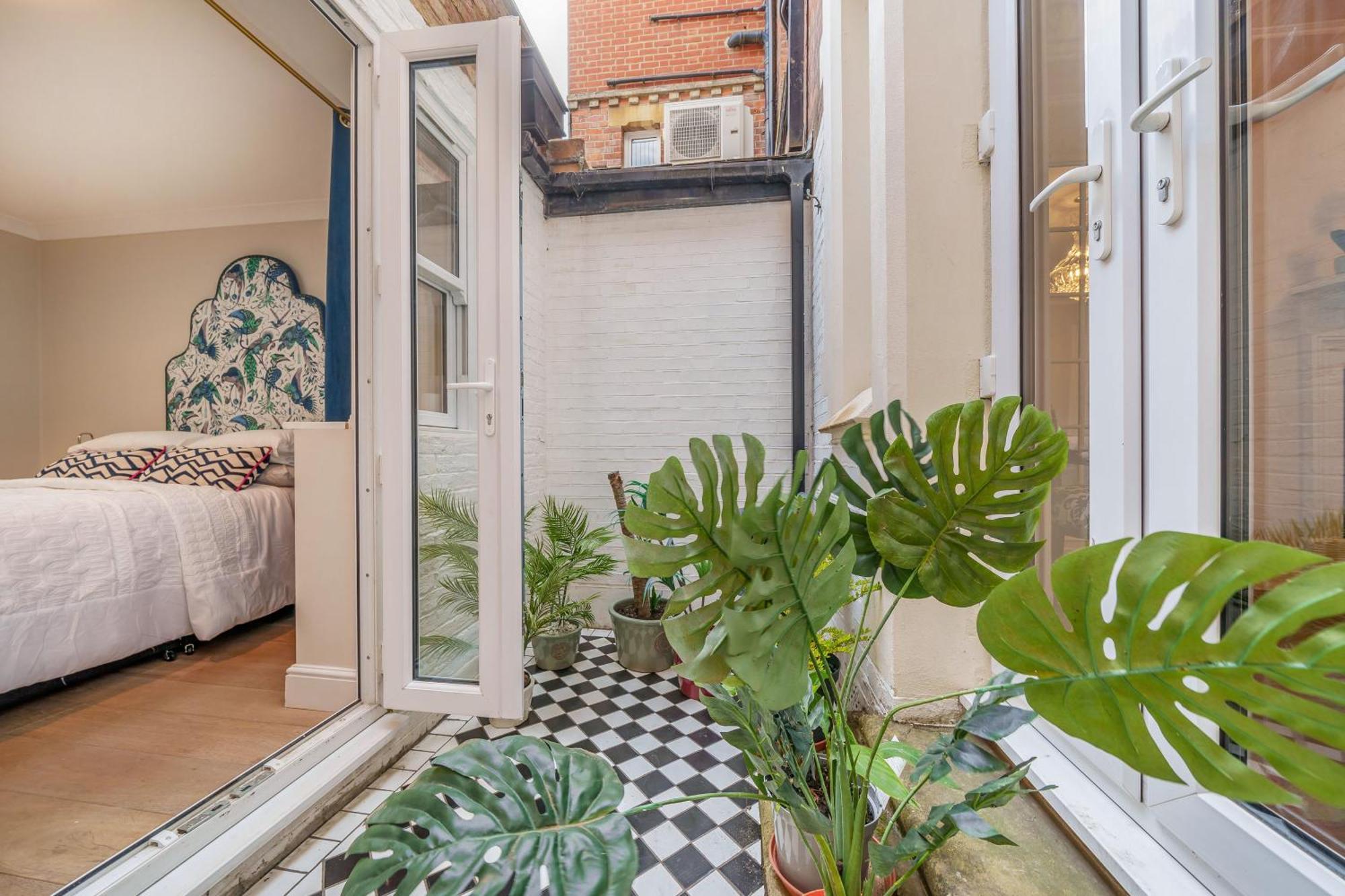 Stunning 3b2ba Huge Entertaining Space And Hottub!