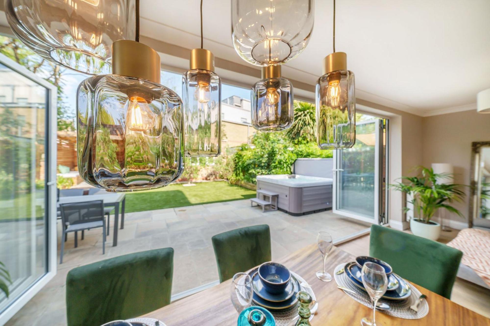 Stunning 3b2ba Huge Entertaining Space And Hottub! Apartment Raynes Park