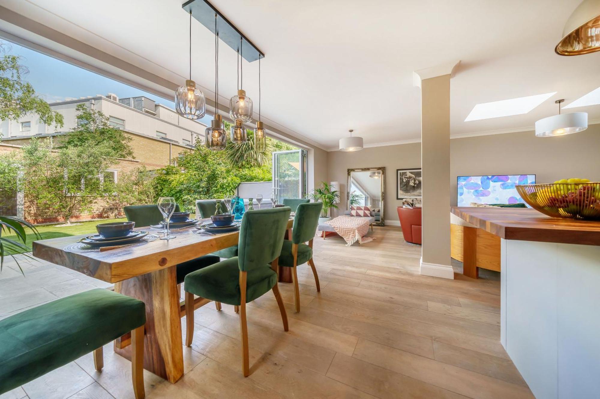 Stunning 3b2ba Huge Entertaining Space And Hottub! Raynes Park