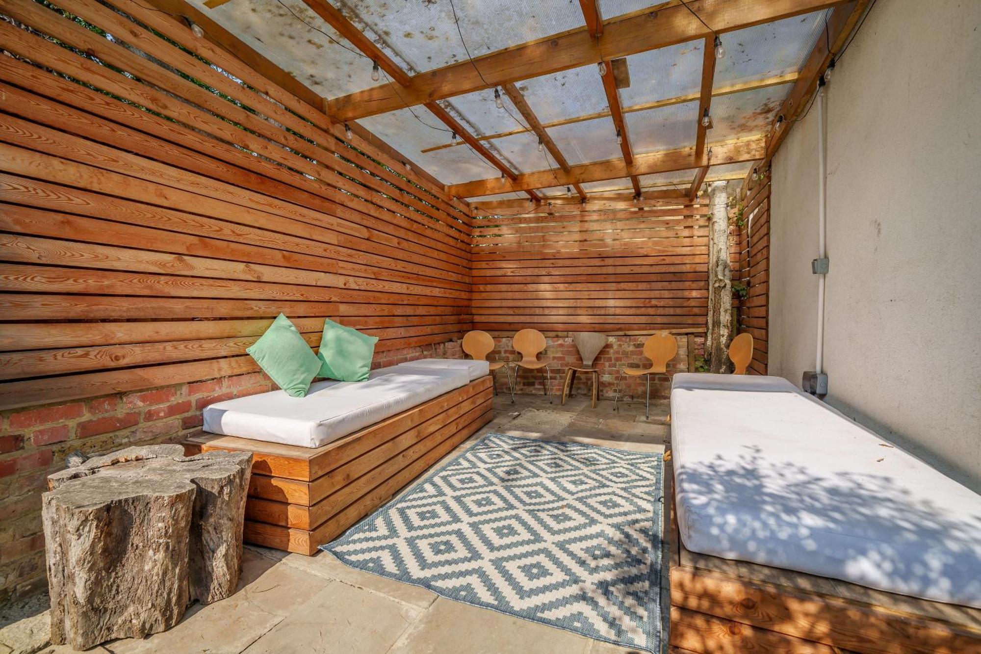 Stunning 3b2ba Huge Entertaining Space And Hottub! *